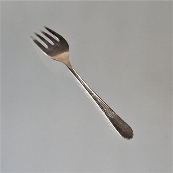 Wm Rogers IS Devonshire Aka Mary Lou 1938 Pattern Salad Fork Vintage Silverplate - Picture 10 of 11